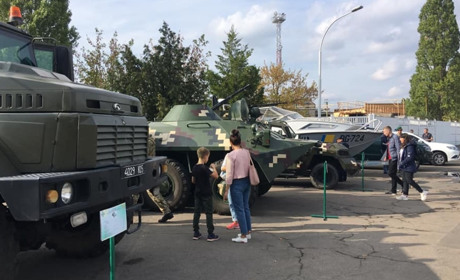 Выставка военной техники и картин «в реале» - ко Дню города 