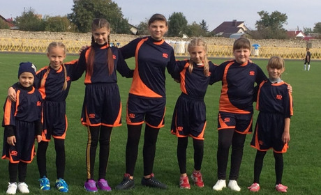 Поламали стереотипи: у Старокостянтинові утворили жіночу футбольну команду «Candy»