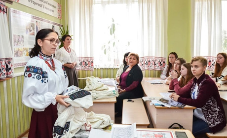 Уманські студенти вивчали традиції народної вишивки Східного Поділля
