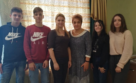 Школярі у День людей похилого віку привітали Почесних громадян міста