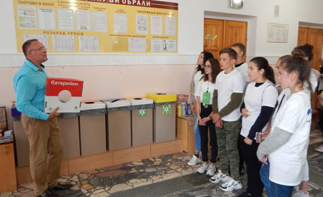 Як сортувати сміття і заробляти на цьому. Навчали у третій школі