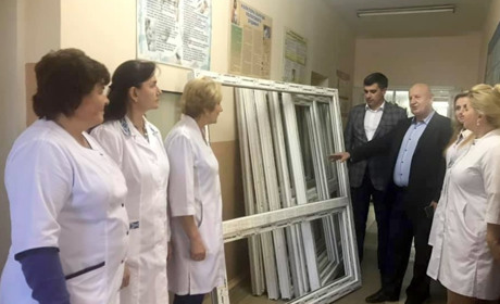 У Кіцманській райлікарні встановлюють енергозберігаючі вікна