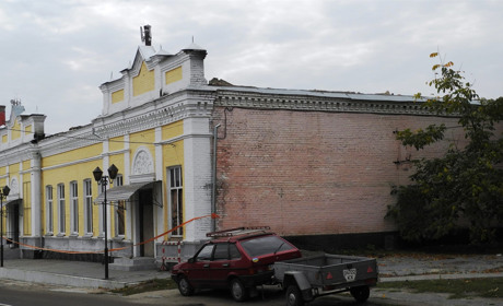 Стіни колишнього кінотеатру хочуть накрити вже до зими
