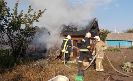 На гадячан складали протоколи та ліквідовували пожежу господарської будівлі