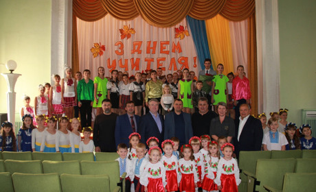  День учителя: как и кто поздравлял педагогов в Торецке - фоторепортаж