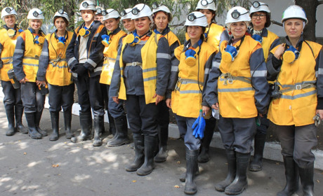 «Чим нижче спускаєшся — тим спекотніше»: історії дружин шахтарів, які побували на роботі у чоловіків