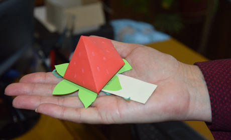 Вихованці Будинку школярів приготували троїчанам поважного віку полунички з сюрпризом та концерт