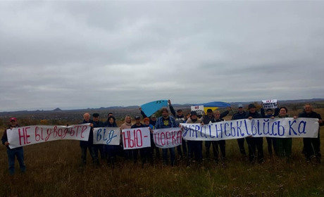  "Нет капитуляции": почему жители прифронтовых Торецка и Новгородского вышли на митинги