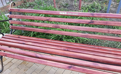 Фотофакт: подаровані місту лавки ламають щодня, а одну вже вкрали