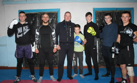 Жителі Ворожби за власною ініціативою облаштували спортзал у приміщенні старого клубу