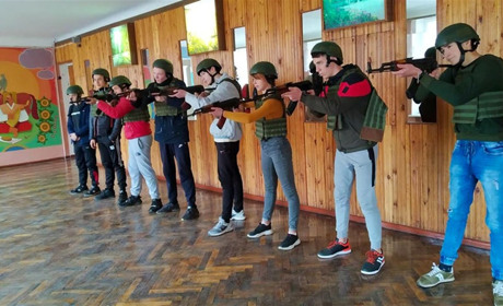 Тактика ведення бою та поводження зі зброєю. У Конотопі для студентів влаштували навчальний вишкіл