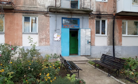 Квіти, картини та інсталяції для фільмів жахів: які незвичні під'їзди можна побачити в Кураховому