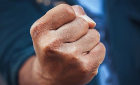 Неодноразово судимий золотонісець підняв руку на 92-річного дідуся.  Тепер має за це відповідати