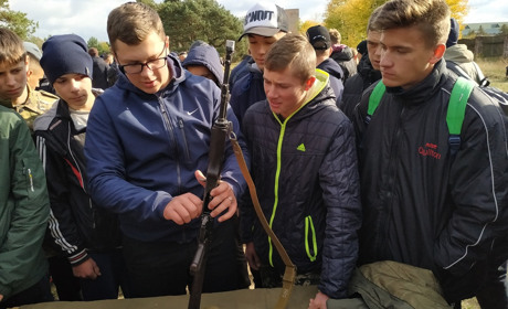Хто найспритніше збирає автомат: у Сарнах змагалась допризовна молодь