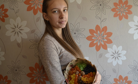 Букети із ковбаси та фруктів: майстер-клас від курахівчанки, яка створює їстівну красу