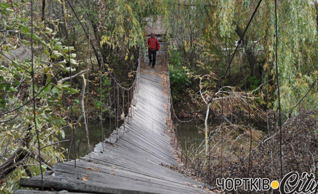Семикласниця Валя Курчаба ходить до школи на Хмельниччину аварійно-небезпечною кладкою через Збруч