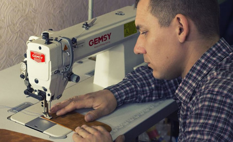 Шахтар із Добропілля став відомим за кордоном завдяки своїм виробам