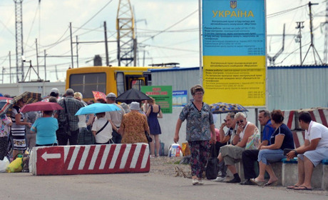 Гроші з повітря та таксі до банкомата: як мар'їнці та курахівці заробляють на війні