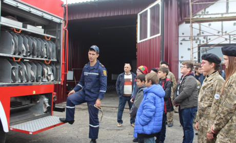 Троїцькі школярі протестували обладнання пожежної машини