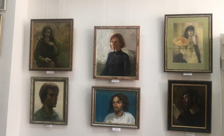 Ко Дню художника: выставка портретов и искусство мехенди в Измаильской картинной галерее