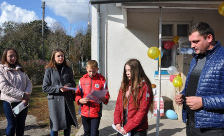 Обділені батьківською увагою діти з Пробіжни раділи й плакали водночас: відтепер у них власне житло