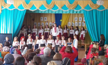 Учні та працівники школи Городця відзначили День Захисника концертом та посвятою хлопців у козачата