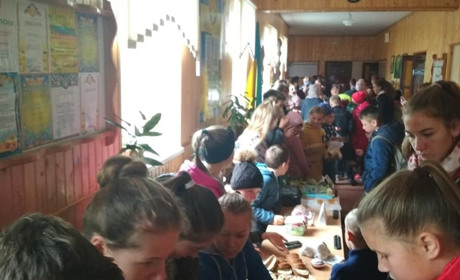 Воронківські та володимирецькі  школярі волонтерять для сиріт і військових