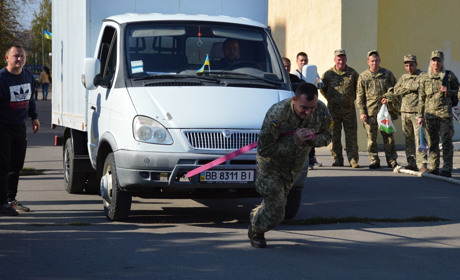 Концерт, тягання машини, присідання з мішками: Як у Сватовому відзначили День захисника України