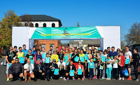 Побігли всі: діти, дорослі і Елвіс. У Гадячі вперше відбувся напівмарафон