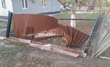 У Володимирці поліція зупинила неадекватного водія, який вчинив 2 ДТП і не мав права керувати авто