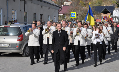 «На Покрови - до Чорткова»:  святкова марш-хода, дефіле оркестрів та виставка військової техніки