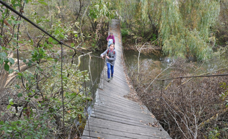 Аварійна кладка поміж двох областей зацікавила центральні телеканали (Відео)
