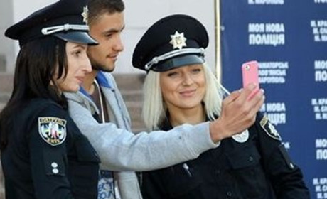 Зроби фото з поліцейським: конкурс на кращій фотознімок