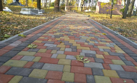 В Кагарлику повним ходом асфальтують вулиці та кладуть плитку на доріжки