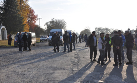 У Товстенькому люди знову перекривали дорогу