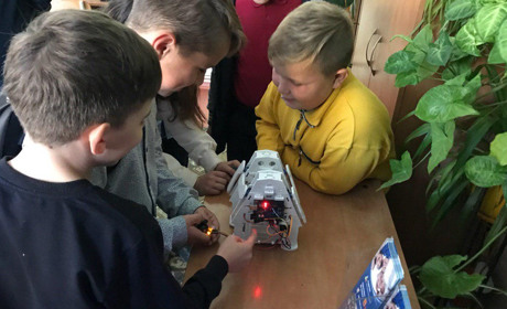 У Мамаївській ОТГ школярі збирали роботів і вчились керувати ними