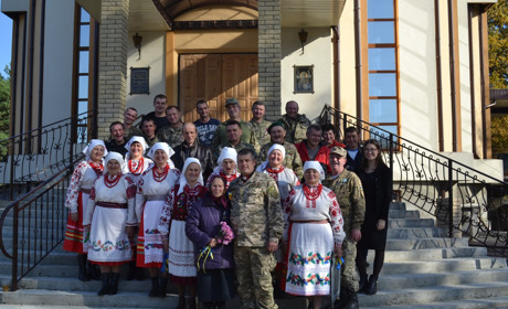 Парад, стяги та повстанські пісні. День захисника України у Володимирці