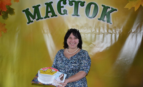 Власницю пабу "Маєток" нагородили іменним тортом від Золотоноша.City