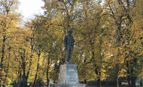 Жовтий лист... Складіть пазл і послухайте романтичну пісню у виконанні Володимира Івасюка