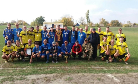 Чотири футбольні команди змагалися за Кубок на приз Нижньосірогозької газети “Червоний промінь”