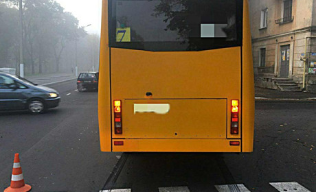 Попала под автобус: утро понедельника началось с наезда на пешехода