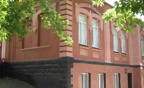 В Торецке хотят закрыть одну из старейших школ региона. Родители бьют тревогу - видео