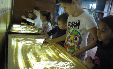 В Торецке детей начали учить песочной анимации: узнайте, как записаться