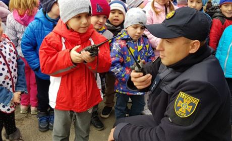Дошкільнята побували в пожежній частині м.Кіцмань і дізнались особливості професії рятувальників