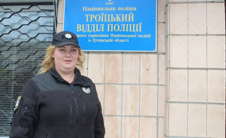 Троїцька поліціянтка вважає, що форма жінкам личить