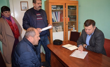 Пенсіонер народному депутату: "Подивіться, чи можна це носити?!"