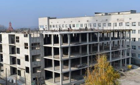 Будівництво хірургічного корпусу не стоїть на місці: дороблюють четвертий поверх