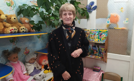 Вихователь з 50 – річним досвідом вчить дітей грати в шахи