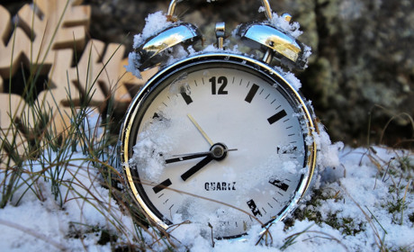 Перехід на зимовий час: як добропільцям не проспати на роботу 28 жовтня