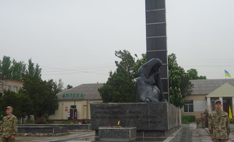 Склади пазл і дізнайся, що було на місці меморіалу “Скорботна мати” в Нижніх Сірогозах